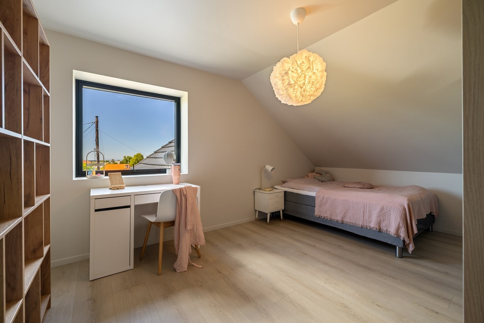 Samtlige soverom har god plass til dobbeltseng og ønsket garderobeløsning. Galleribilde