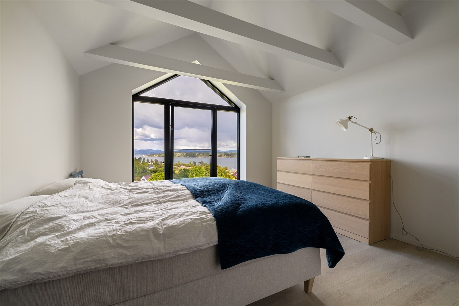 Boligen har hele 5 soverom, alle plassert i boligens loftetasje. Galleribilde