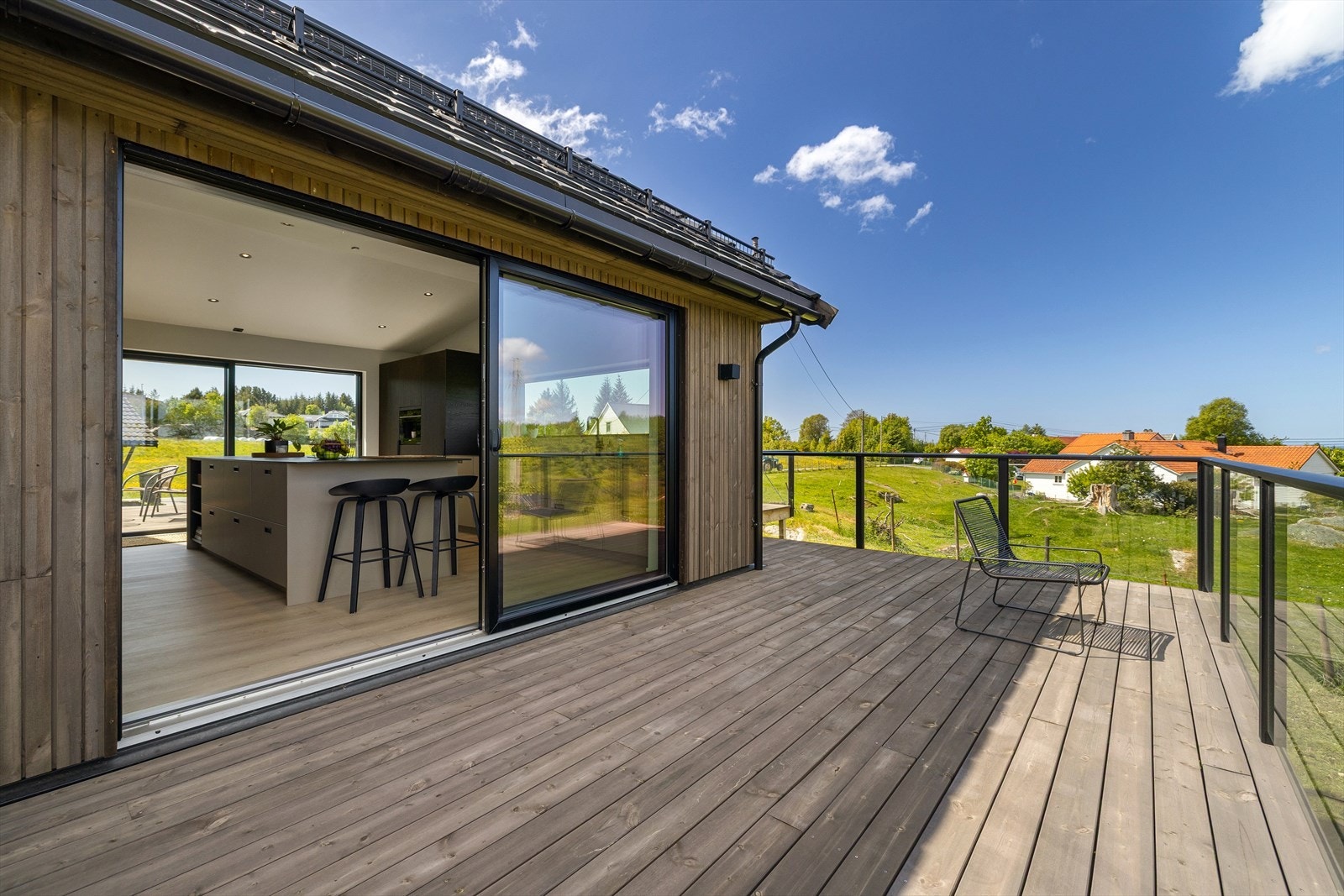 Fra denne siden av huset har man orkesterplass til sjøen! Galleribilde