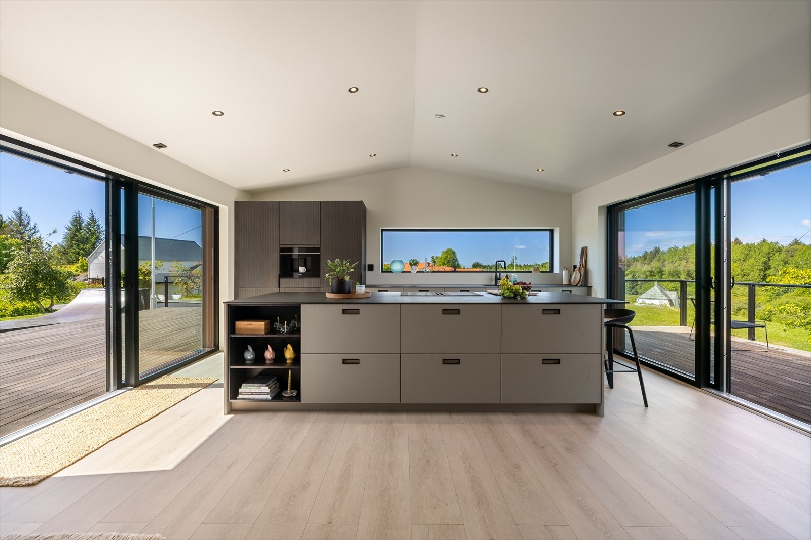 Huset har en høy & fri plassering, med upåklagelig utsikt mot nærområde, sjø og fjell. Galleribilde