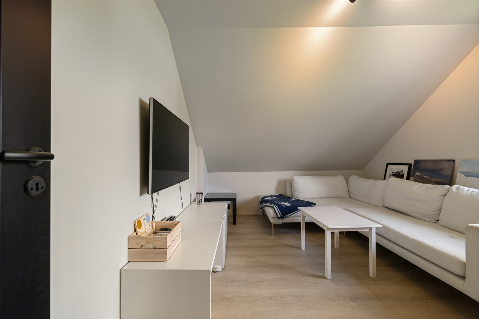 Det ene soverommet er i dag innredet som loftstue. Galleribilde