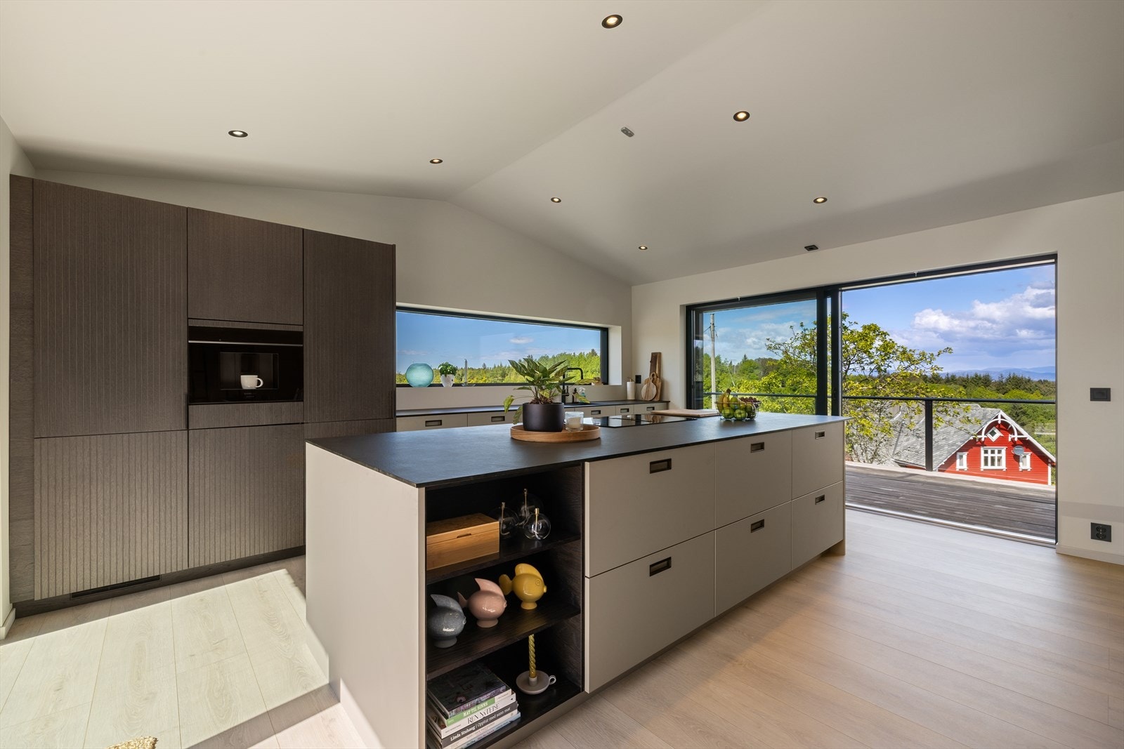 Kjøkkenet har kjøkkenventilator med kullfilter innebygget i platetoppen. Galleribilde