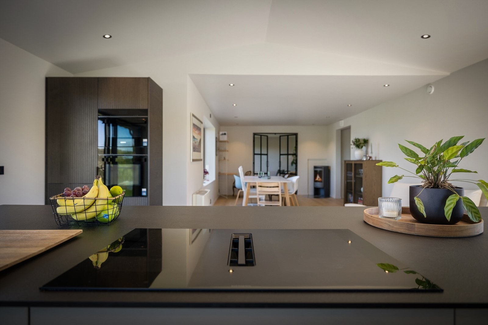 Kjøkkenet har delikat Kvik-innredning med glatte fronter og benkeplaten av kompakt laminat. Galleribilde