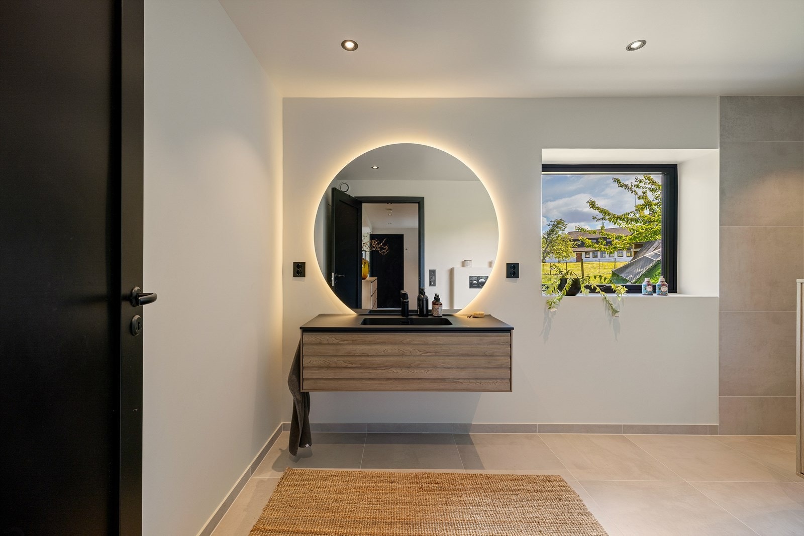 Baderommet i hovedetasjen har varme i gulvet som er belagt med fliser på gulv og i dusjsonen. Galleribilde
