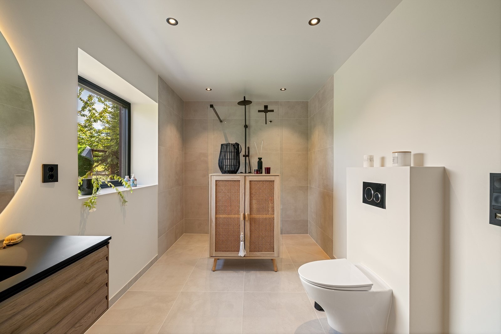 Badet har innredning med nedfelt servant, veggmontert toalett og dusjvegger m/dusjgarnityr. Det er her mekanisk avtrekk. Galleribilde