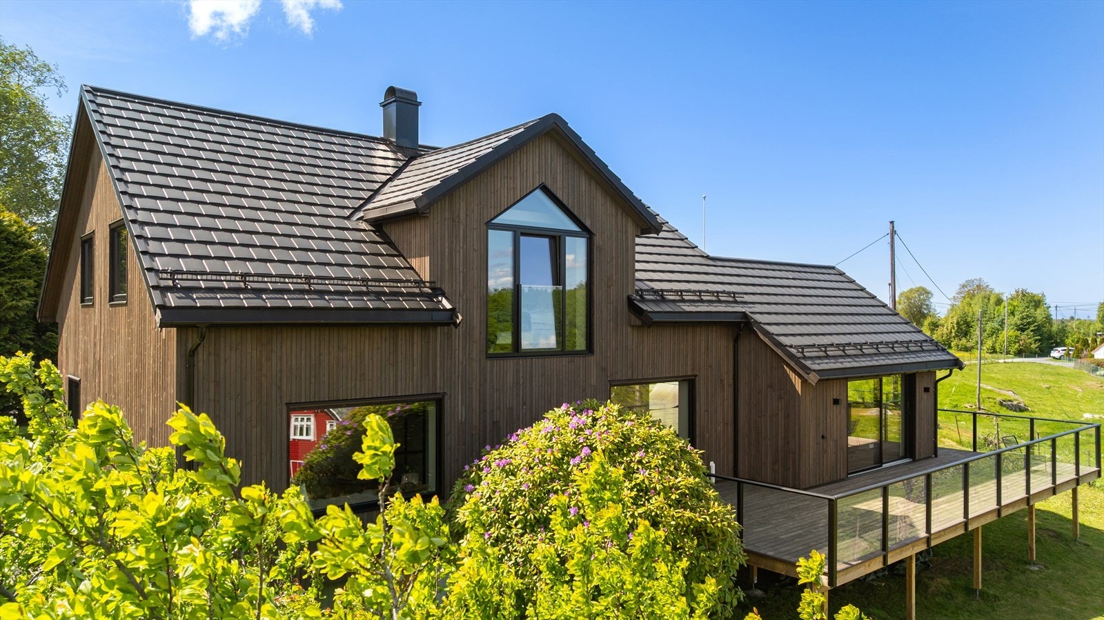 Fra huset er det ca. 6 min m/bil til Storebøportalen m/bl.a. dagligvarebutikken Coop Extra, blomsterforhandler, helsesenter og apotek. Galleribilde