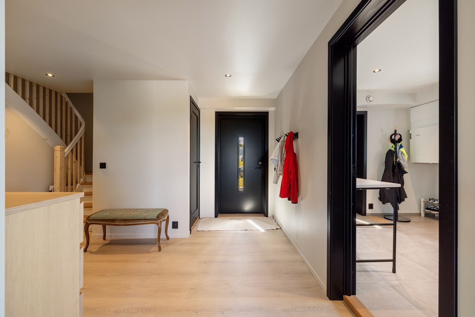 Entréen er romslig med god plass til å henge fra seg yttertøy. Galleribilde
