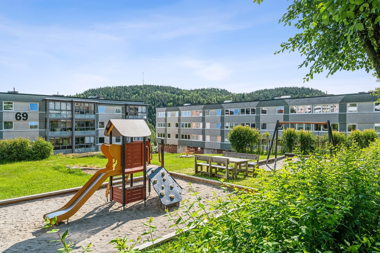 Det er umiddelbar nærhet til dagligvare, buss, barnehage, barneskole og idrettsanlegg. Galleribilde