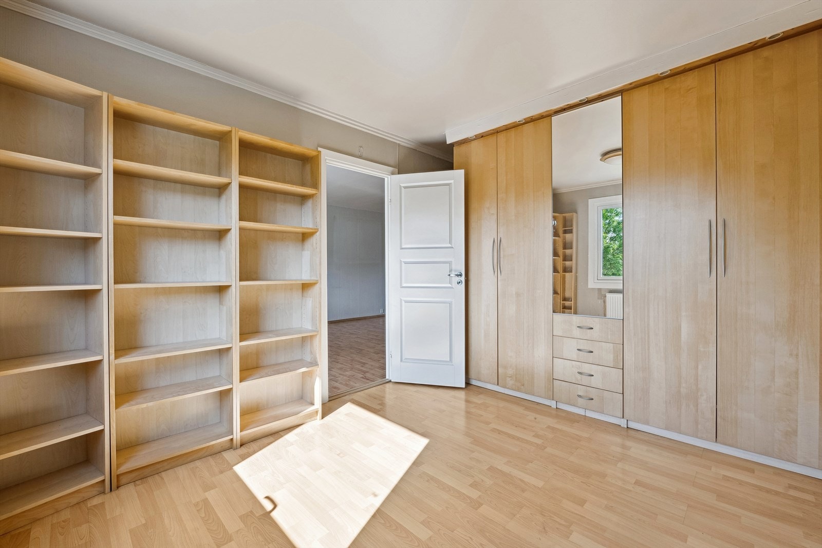 Soverom 2 - stort soverom med skapplass. Galleribilde