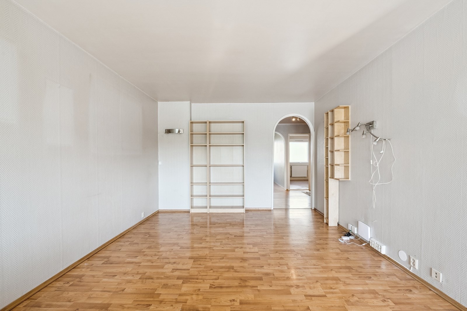Romslig stue med utgang til gang. Galleribilde