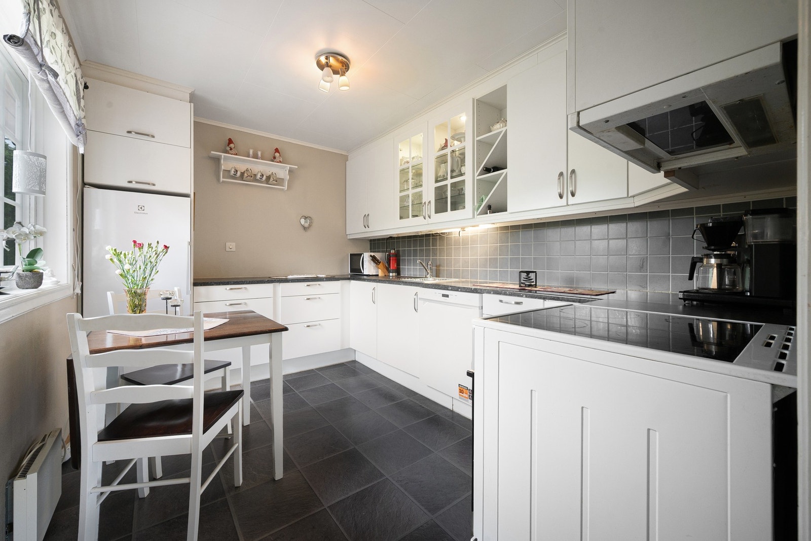 Vi fortsetter inn på kjøkkenet, som har en flott innredning av merket Aubo! Galleribilde