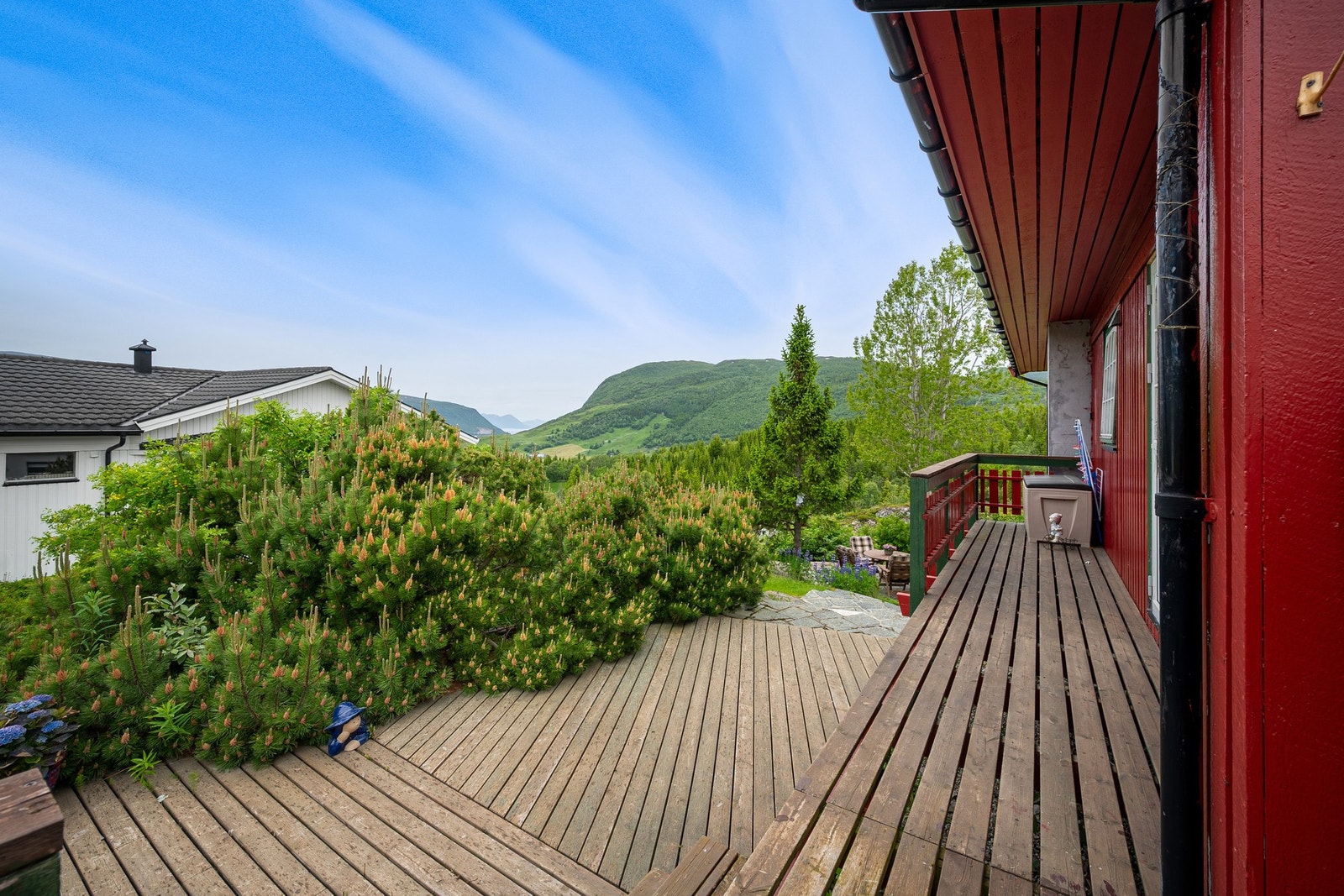 Terrasseområder på totalt 50 kvm gir gode uteområder, og begge veranda/balkongdører er skiftet i nyere tid Galleribilde
