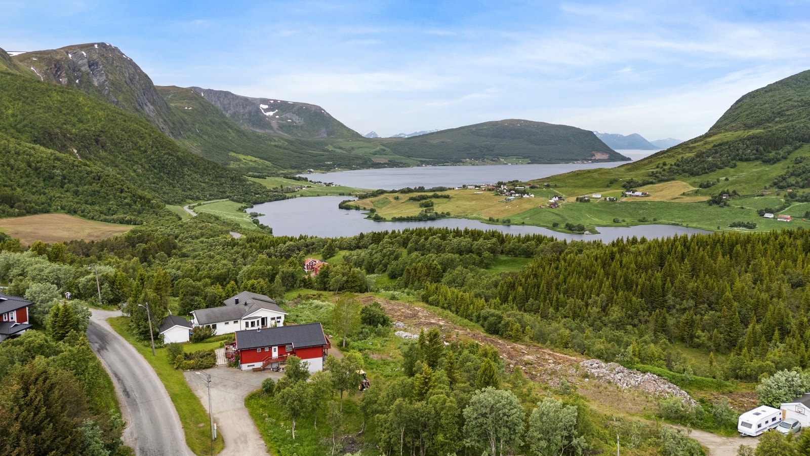 På Høgda bor du i rolige og landlige omgivelser, kun en 15 minutters kjøretur unna Harstad sentrum Galleribilde
