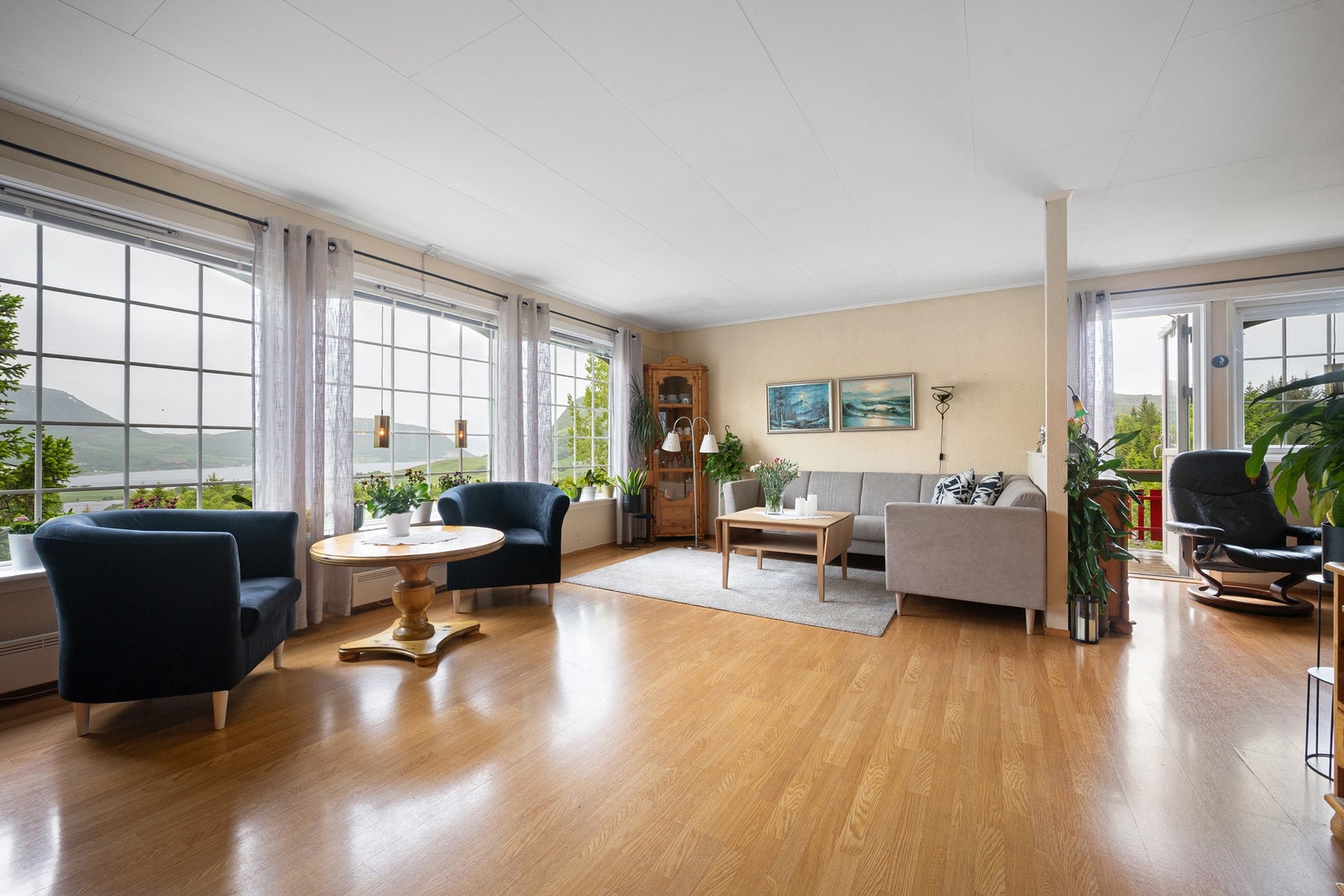 Velkommen inn - her møtes vi av en lys og romslig stue! Galleribilde