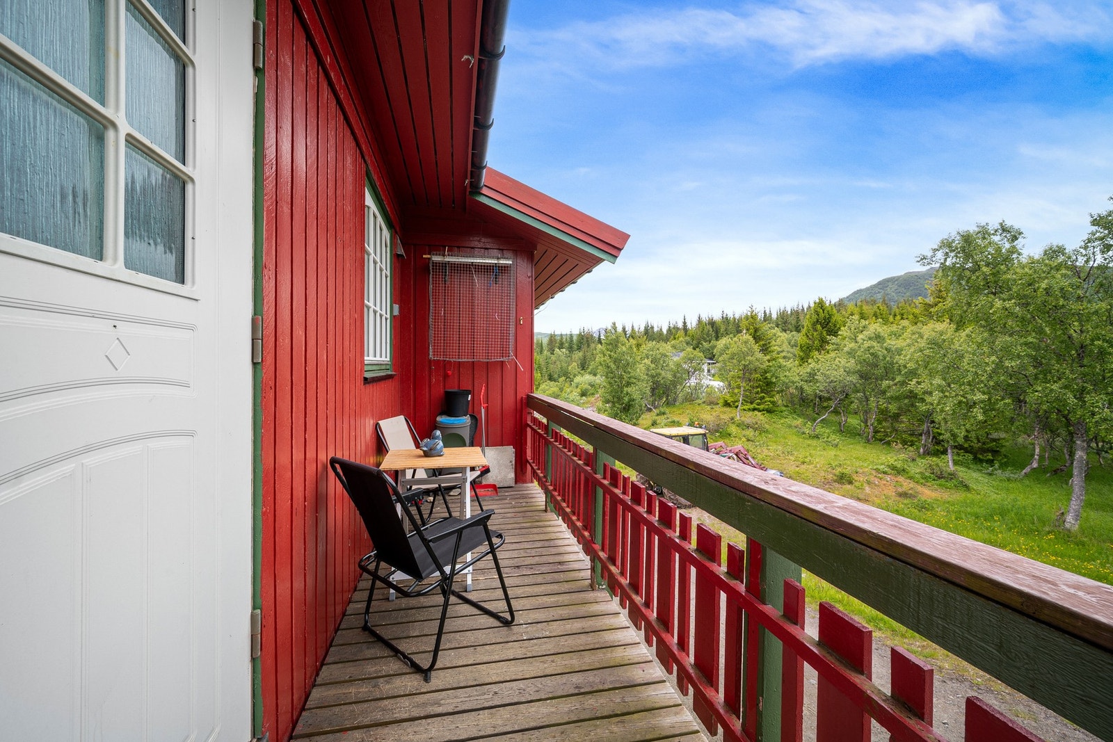 Veranda ved hovedinngang gir rom for et par stoler og bord Galleribilde