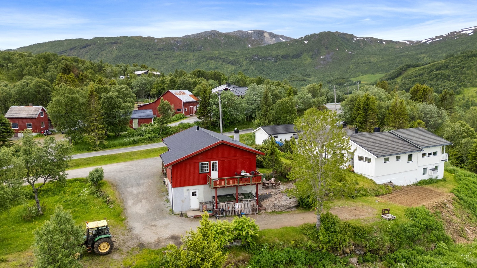 På oversiktsbilde ser man også at eiendommen gar meget gode parkeringsmuligheter med stor gruset gårdsplass Galleribilde