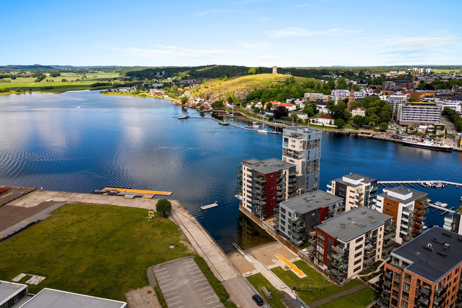 Her kan du vandre langs bryggekanten, nyte utsikten mot fjorden og Slottsfjellet, eller stikke innom urbane kafeer. Galleribilde