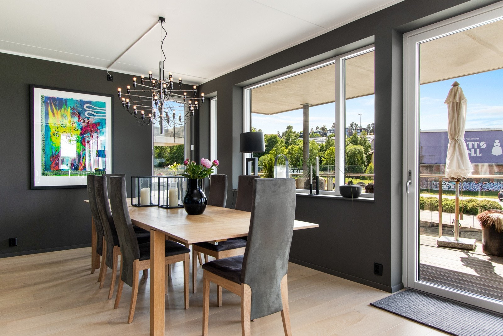 En glassdør fører ut til den solfylte balkongen, og sommerstid er det deilig å trekke ut for både avslapning og middager i varmen. Galleribilde