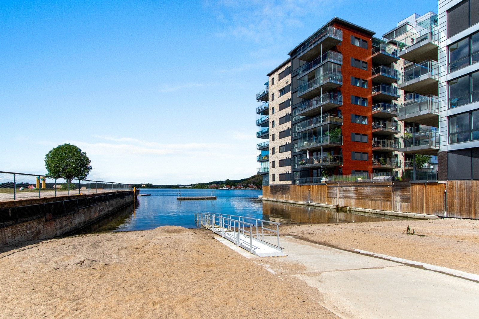 Det er bystrand og badebrygger rett utenfor døra. Galleribilde