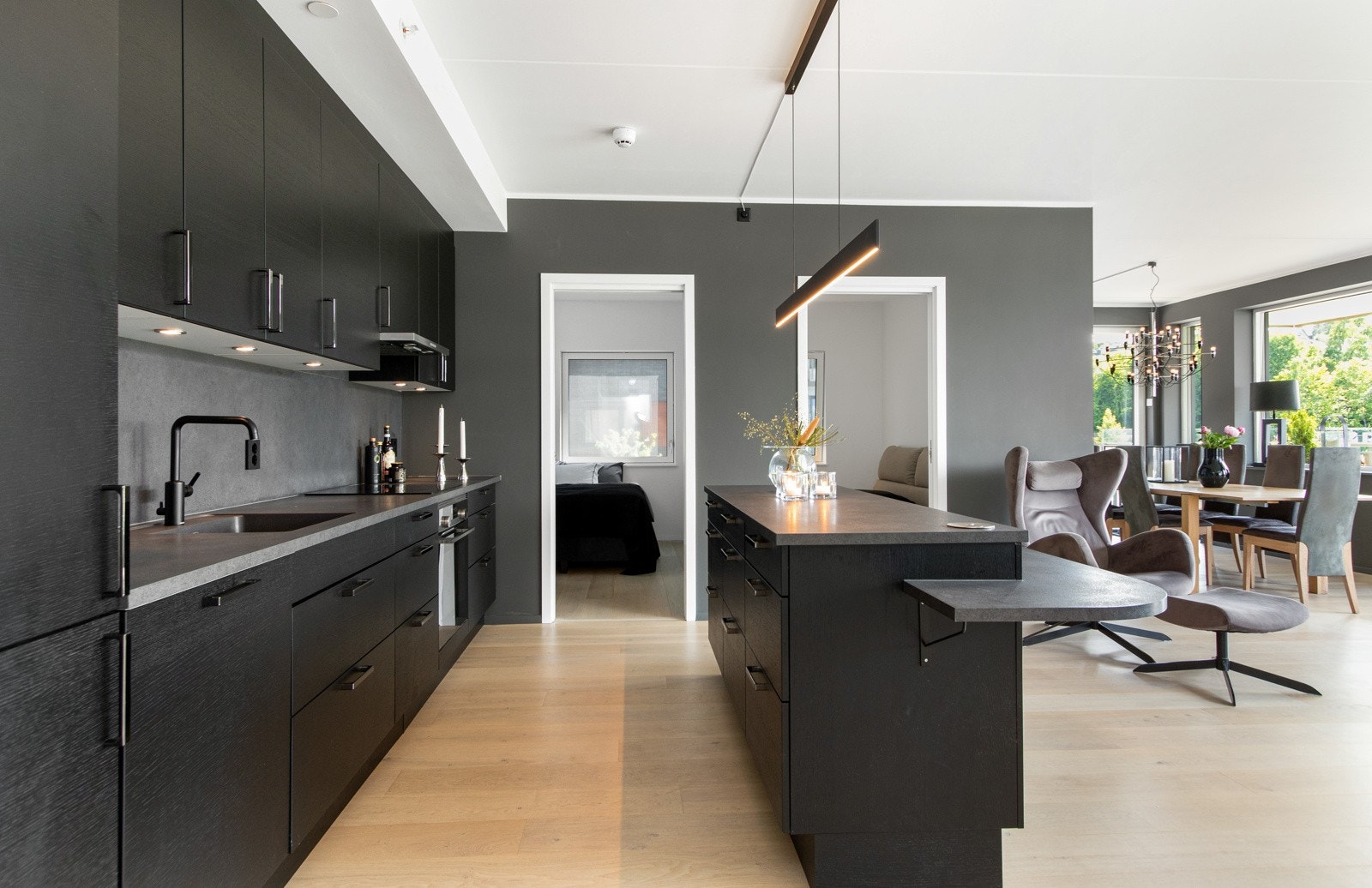 Kjøkkenet er stilrent og moderne, med god skap- og skuffeplass. Galleribilde