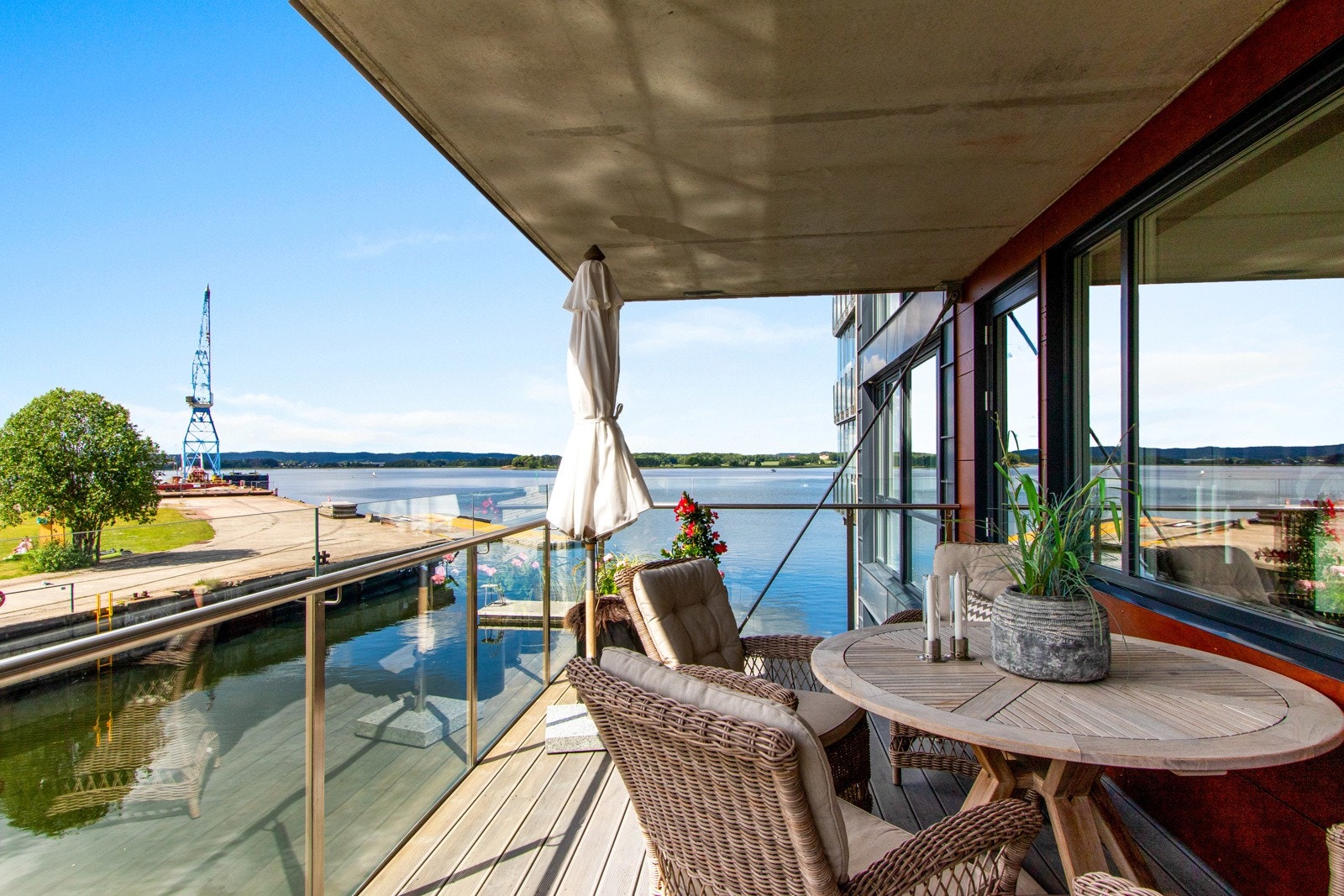 Leiligheten ligger på enden i 2. etasje, med heisadkomst og stor balkong utenfor stuen. Galleribilde