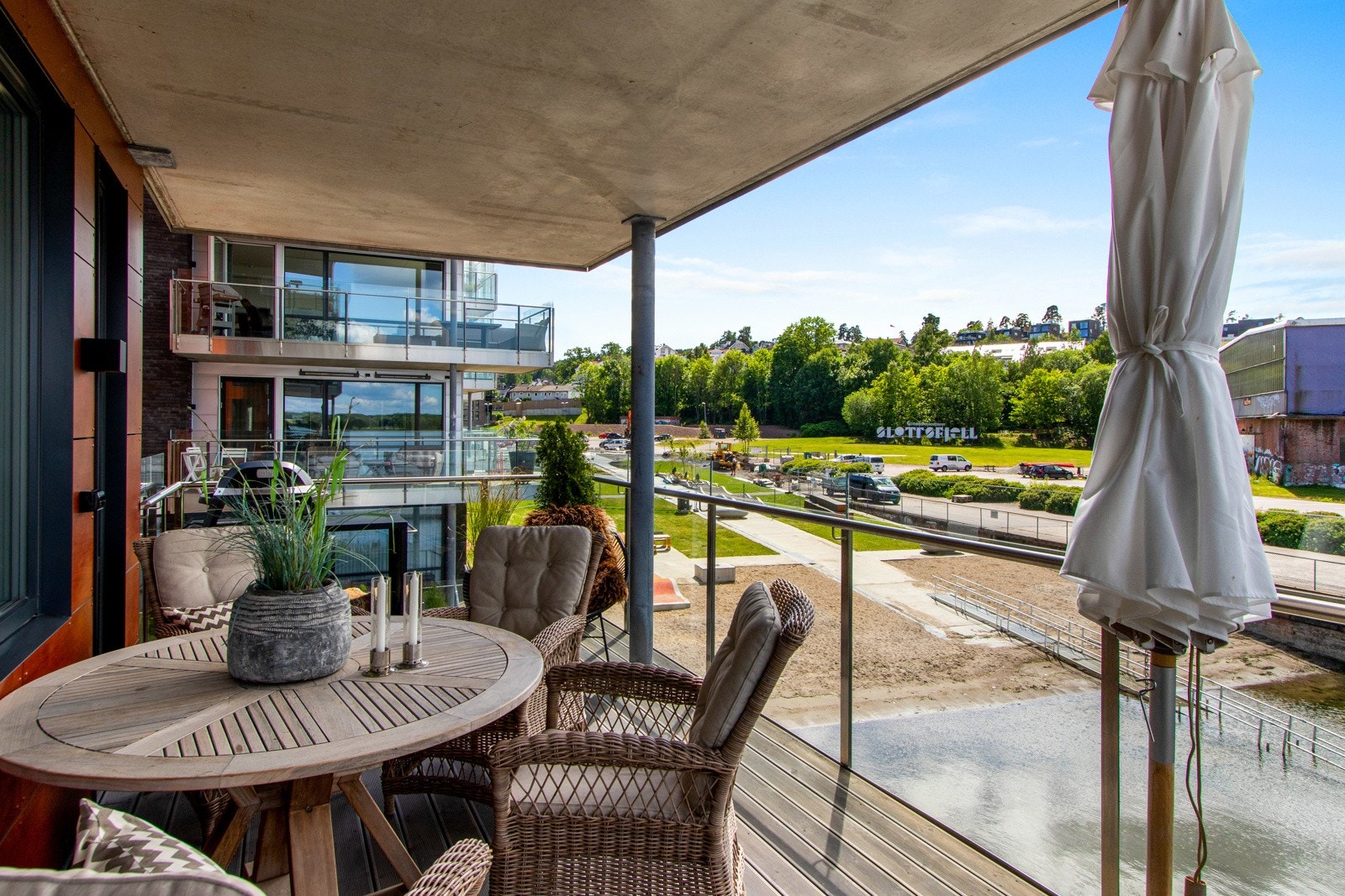 Balkongen innbyr til både stille stunder og lange, sosiale kvelder, og gode solforhold gjør det mulig å virkelig nyte varme dager til fulle. Galleribilde