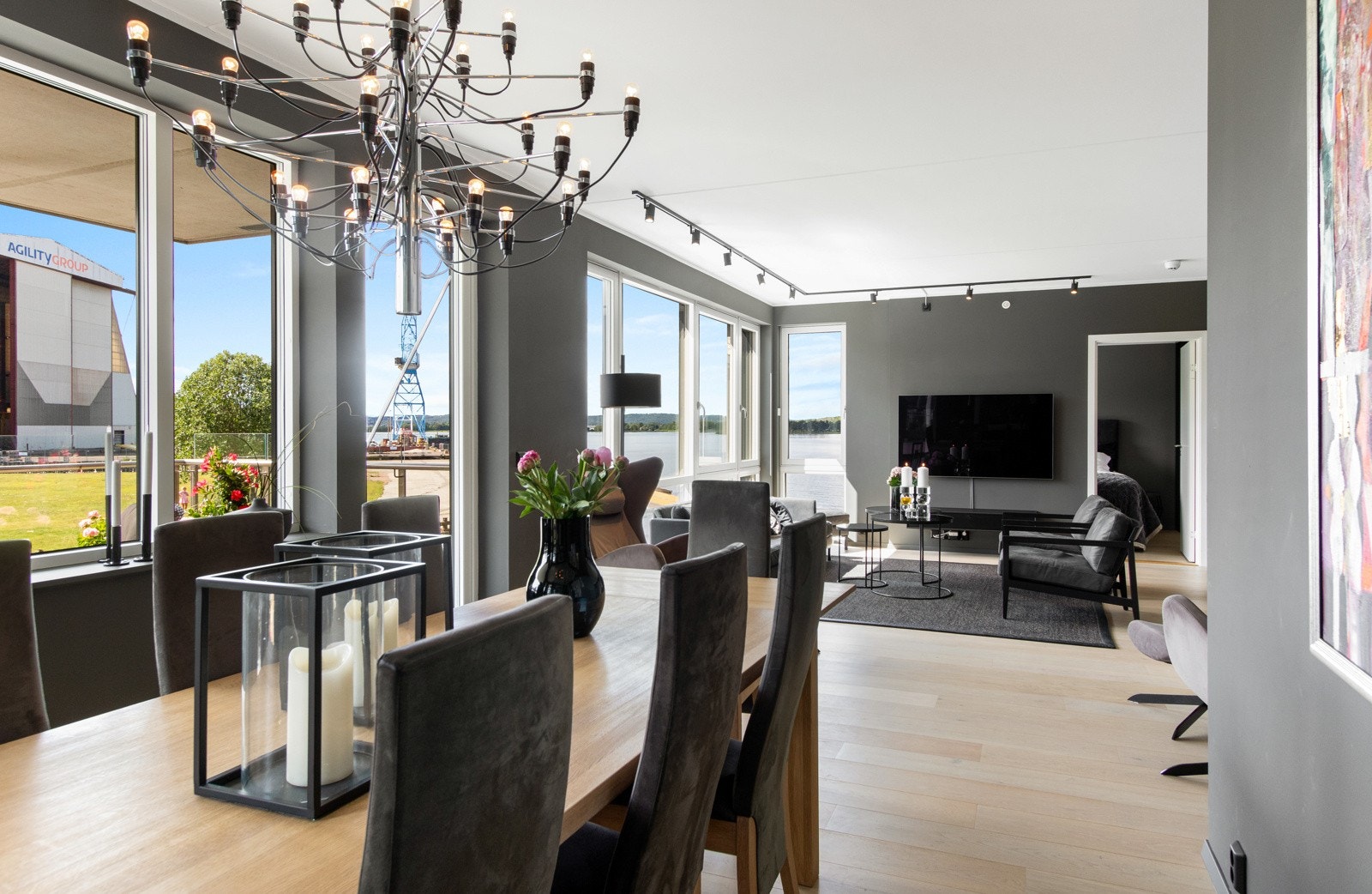 Stuen er naturlig inndelt i ulike brukssoner, og det passer utmerket å innrede med spiseplass i en noe adskilt del. Galleribilde