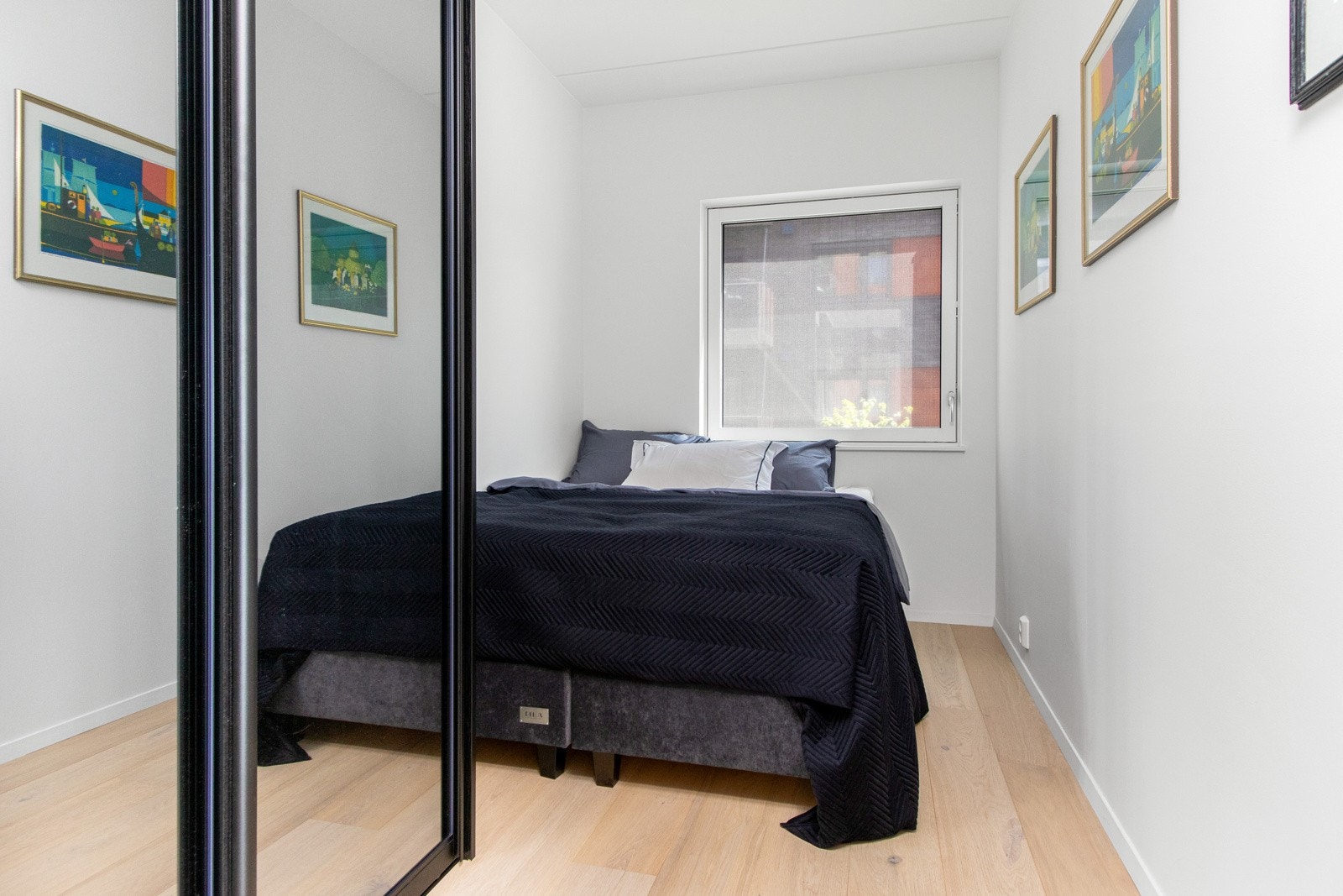 Soverommet har skyvedørsgarderobe. Galleribilde