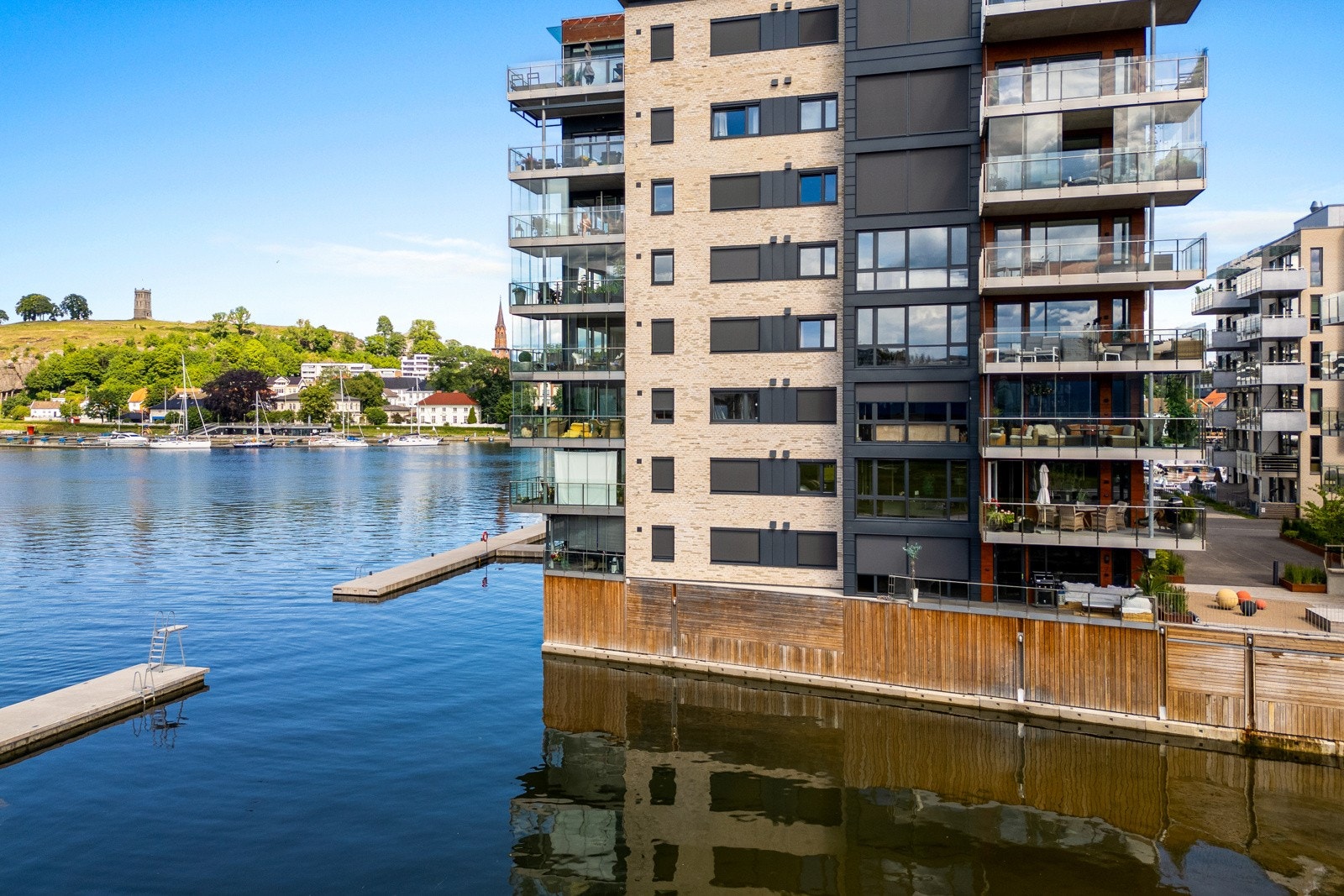 Leiligheten ligger perfekt til på Kaldnes ved sjøen, med kongeplass til Slottsfjellfestivalen på sommeren. Galleribilde