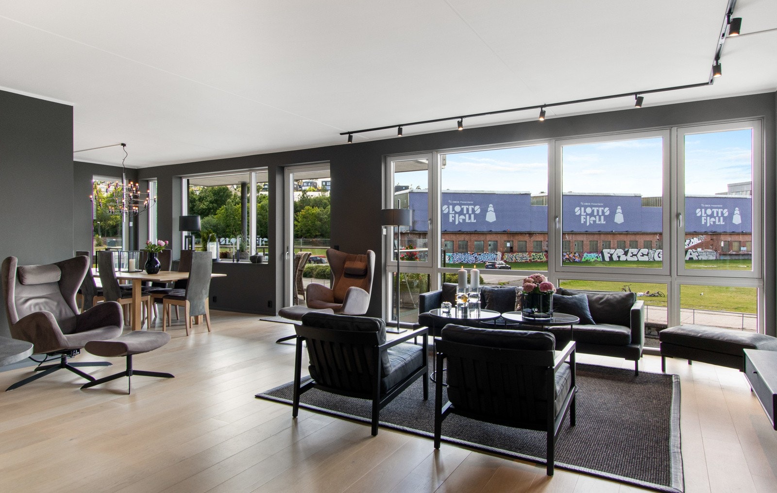 Sammen med sjøutsikten og alt lyset bidrar ekstra god takhøyde til en upåklagelig atmosfære. Galleribilde