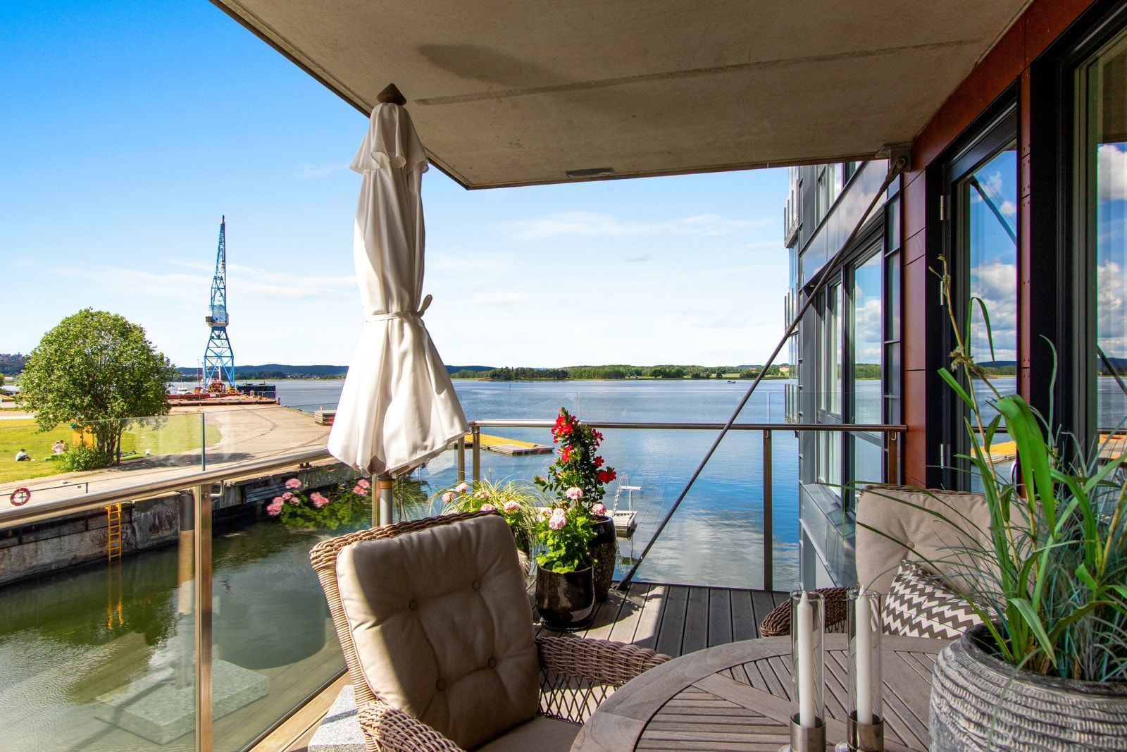 Utestikk og belysning er montert, og glassflater langs rekkverket ivaretar den magiske sjøutsikten Galleribilde