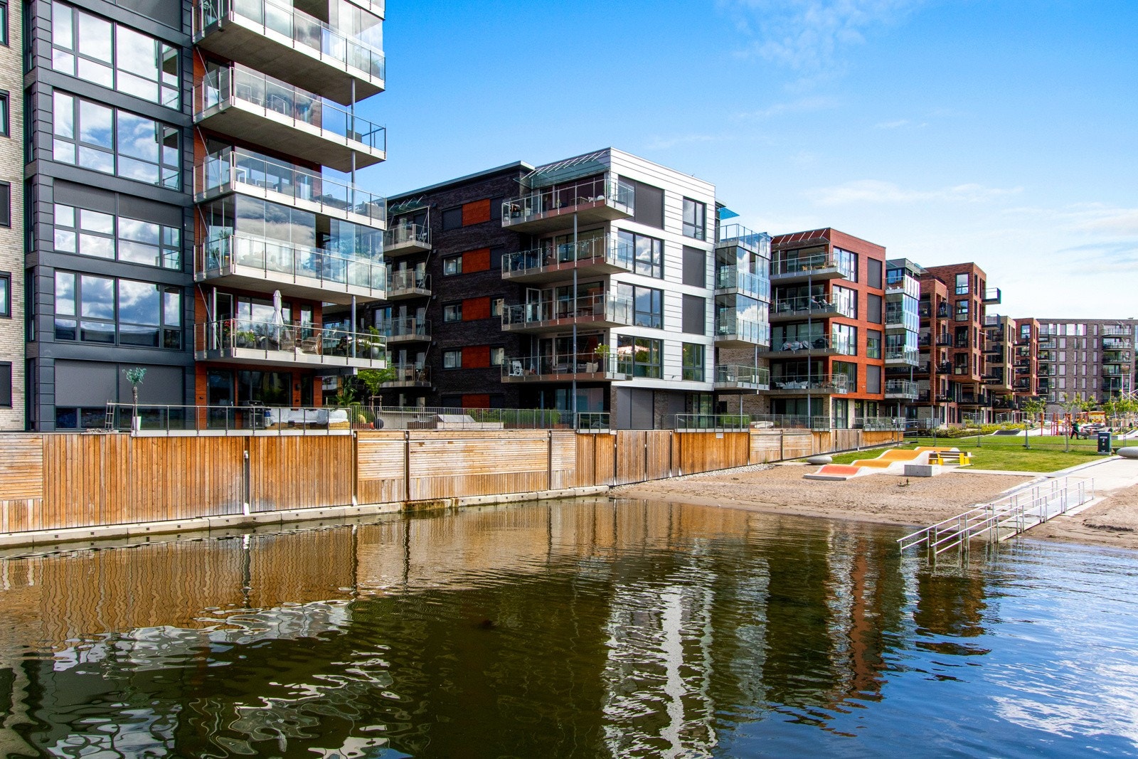 Området er historisk grunn der Kaldnes skipsverft lå. I gangavstand er det skoler, barnehage og offentlig kommunikasjon. Galleribilde