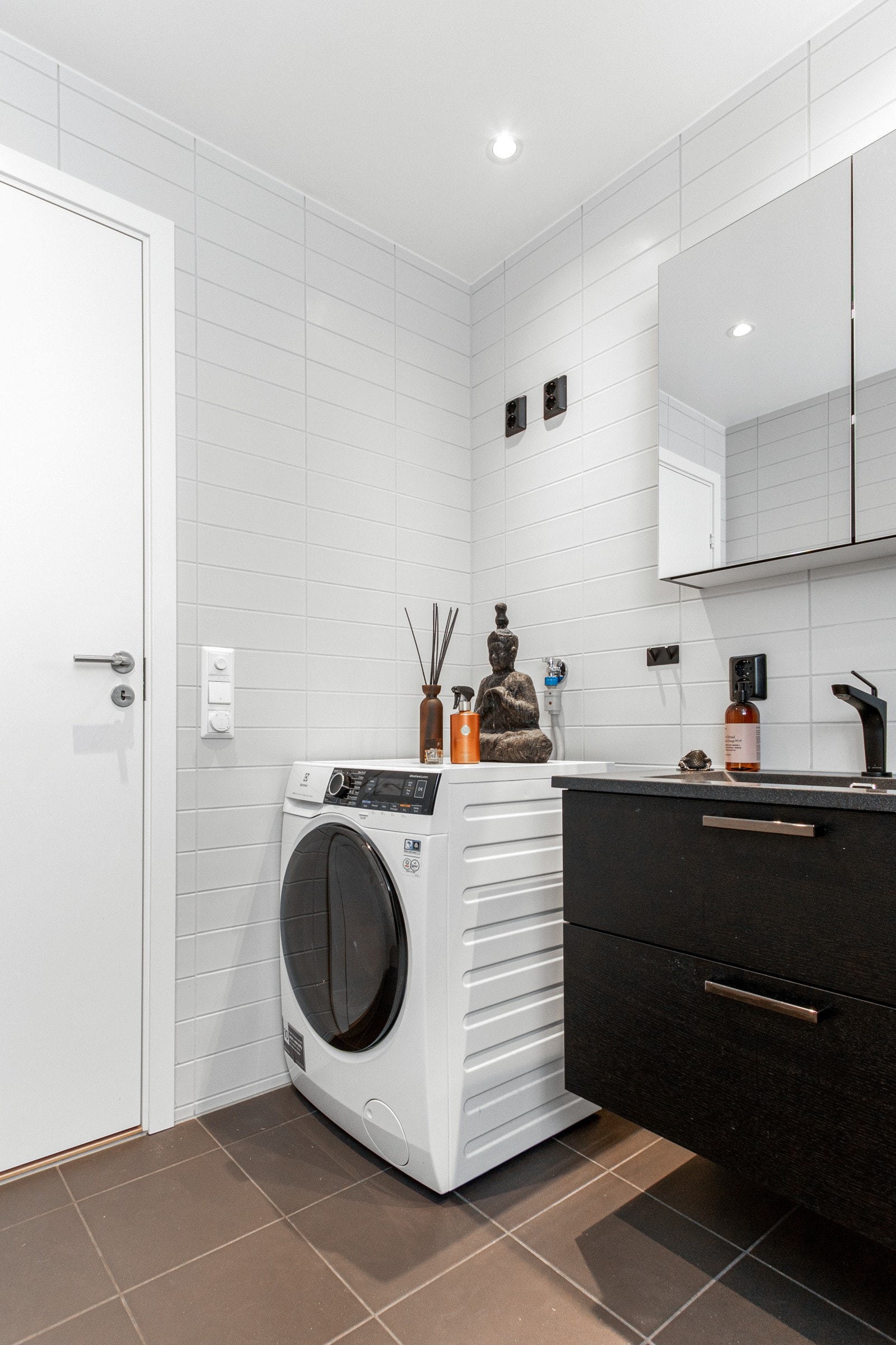 Downlights og varmekabler er installert, og badet har opplegg for vaskemaskin og et vegghengt toalett i sort utførelse. Galleribilde