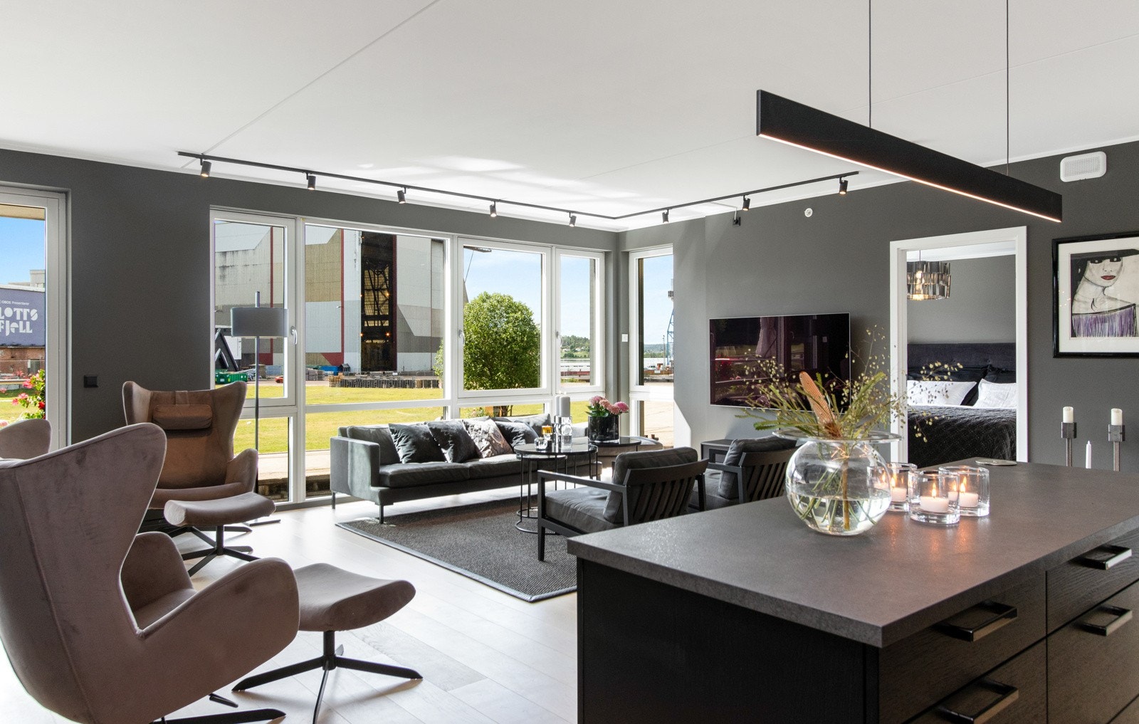 Som samlingspunkt og ekstra arbeidsplass er det etablert en flott kjøkkenøy med pop-up stikk og barløsning. Galleribilde