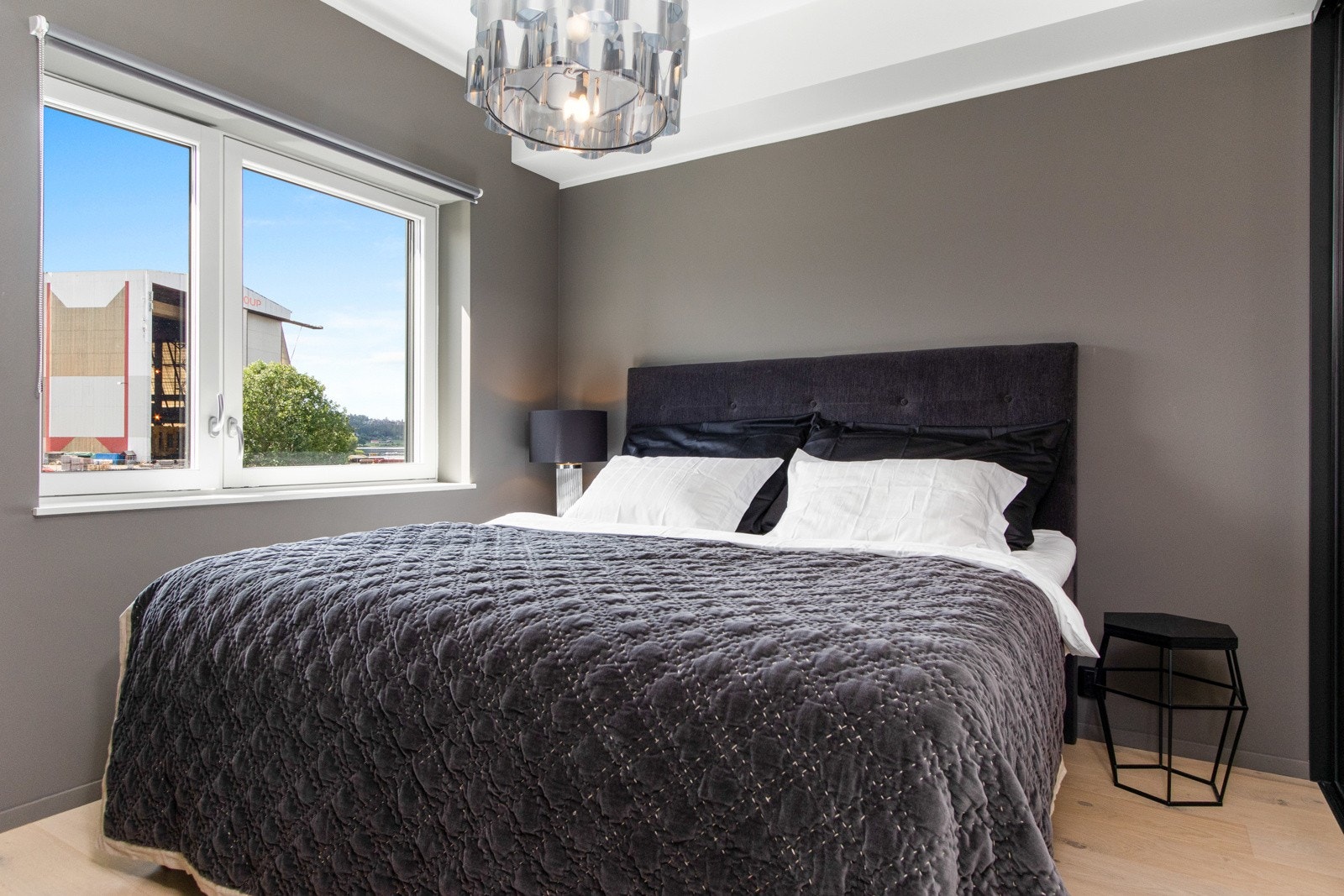 Leiligheten har tre smakfulle soverom. Galleribilde