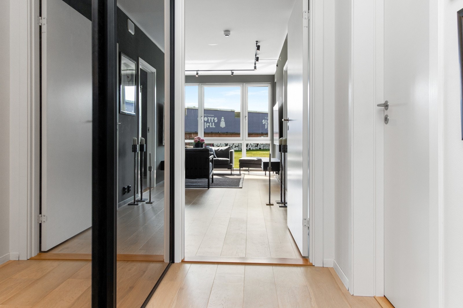 Innbydende entré med 1-stavs parkettgulv og hvitmalte veggflater. Galleribilde