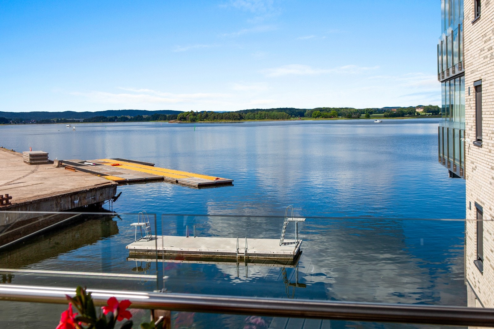 Leiligheten ligger som en "en båt" på vannet, hvor morgenbadet tas rett utenfor døra. Galleribilde