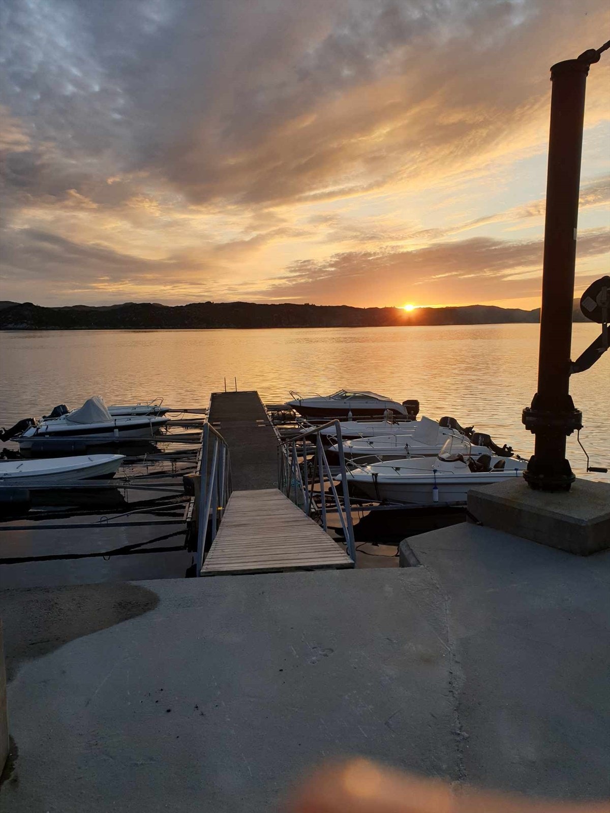 Marinaen nedenfor hytten - her er kran for løfting av båt Galleribilde