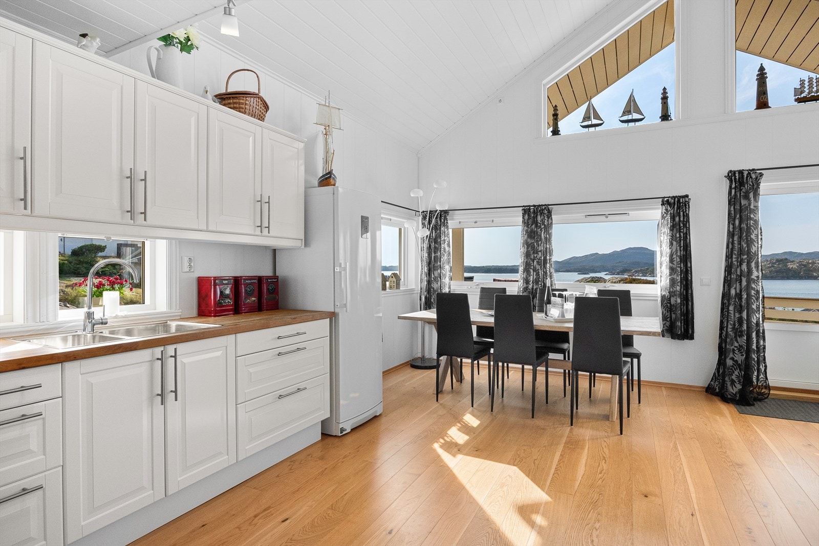 Stuen har åpen løsning til kjøkkenet, som gir rommet en sosial atmosfære. Galleribilde