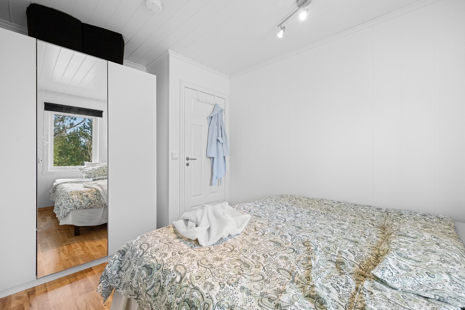 Dette har god plass til dobbeltseng, garderobe og annet ønskelig soveromsmøblement. Galleribilde