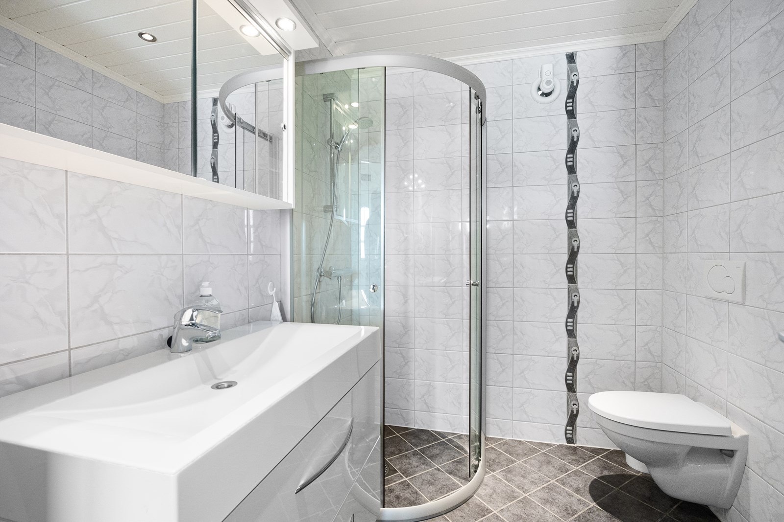 Lyst, helfliset bad på 4,2 m². Oppvarming med varmekabler i gulv på badet. Galleribilde