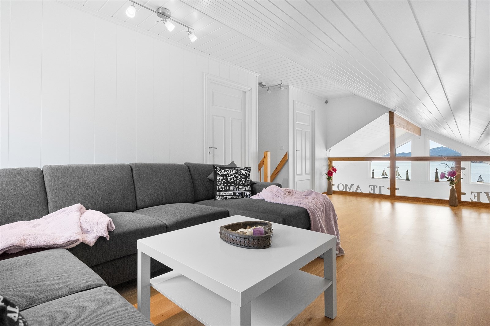 Loftstuen har god plass til å innrede med sofaseksjon og mediemøblement. Galleribilde