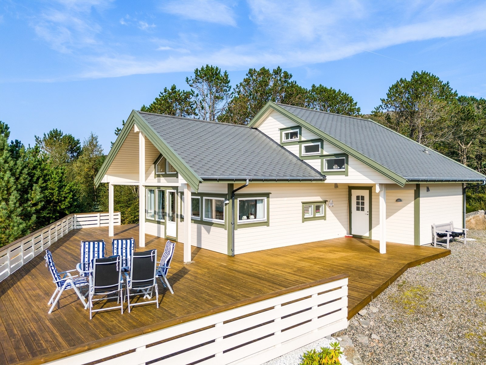 Hytten er arkitekttegnet og har store terrasse arealer hvor man kan følge solen Galleribilde