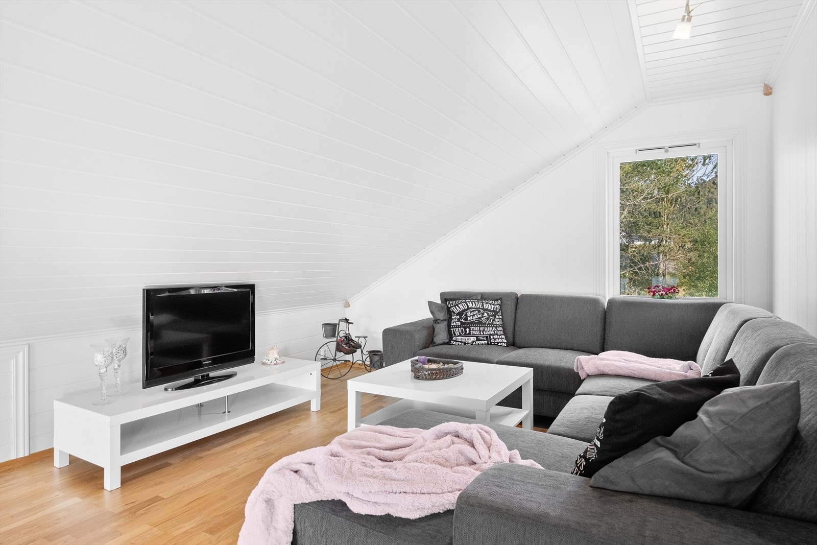 Hytten har en romslig og praktisk loftstue, som passer ypperlig som ekstra oppholdsrom. Galleribilde