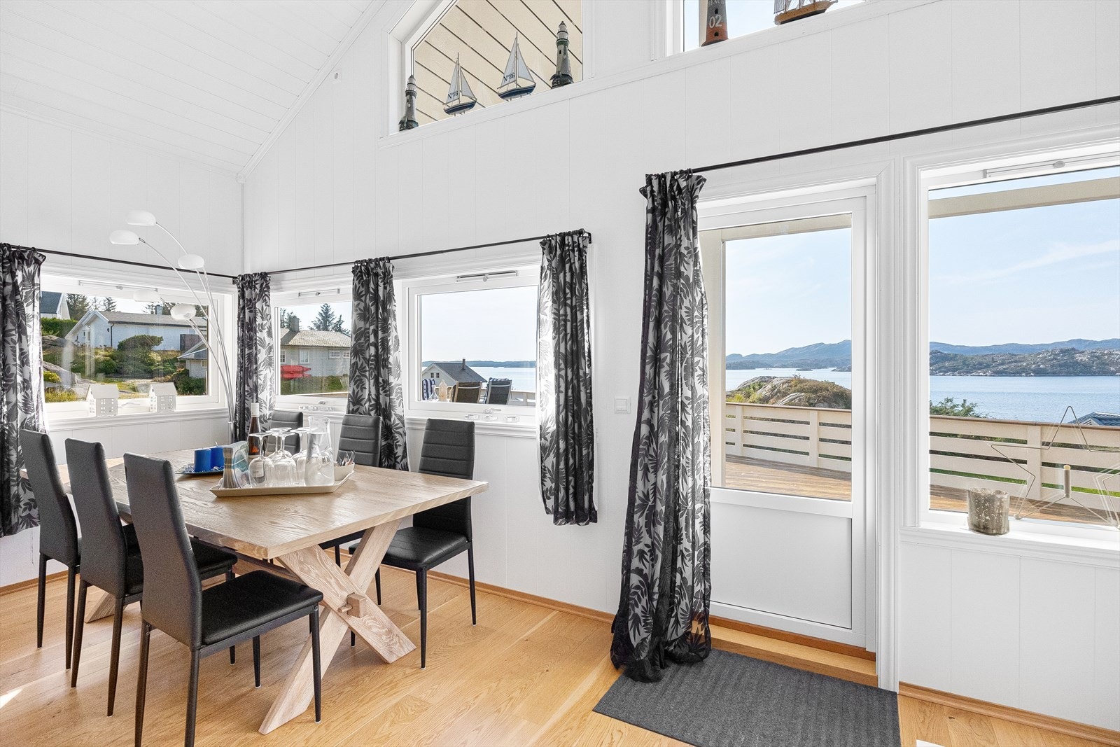 De store vindusflatene rammer inn den flotte utsikten og sørger for rikelig med naturlig lysinnslipp. Galleribilde