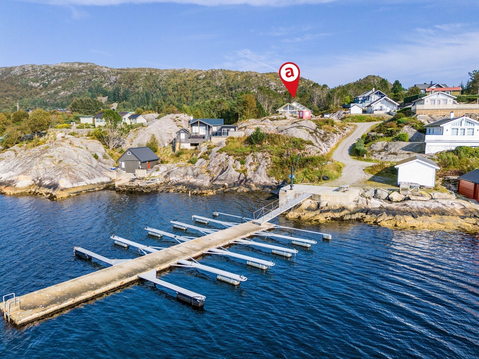 Velkommen til Ånnelandsjøen! Like nedenfor hytten er det båtplass som medfølger. Galleribilde