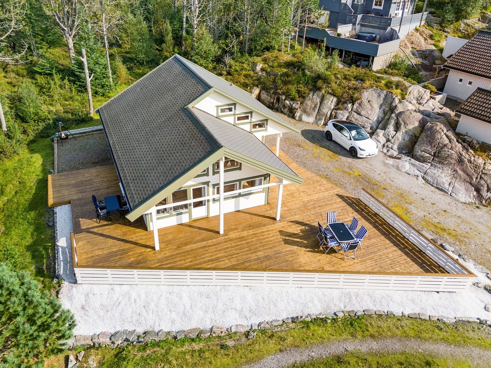 Pent opparbeidet tomt, med god plass til flere biler samt plass til båthenger vinterstid. Galleribilde