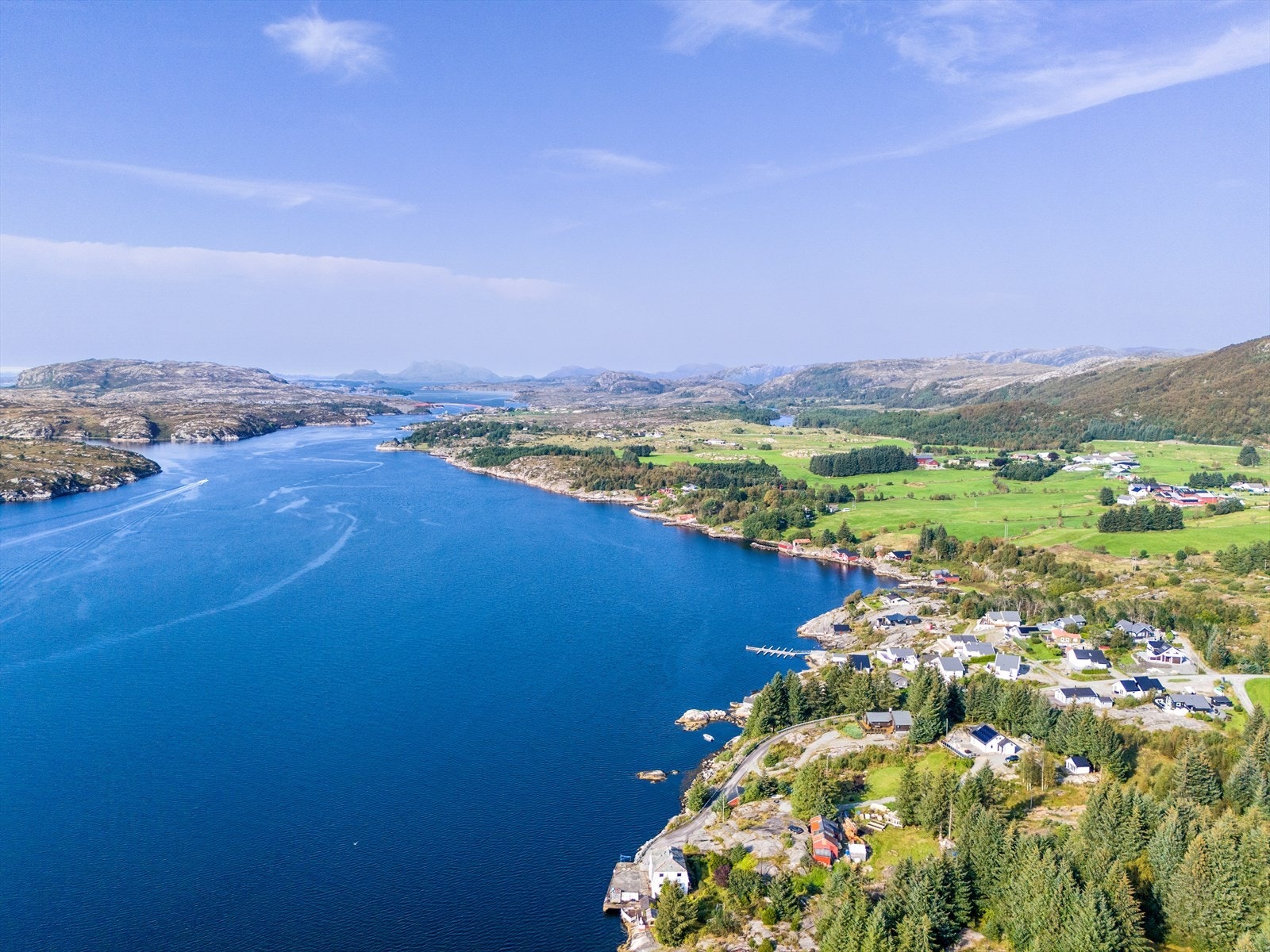 På Sandøyna finner du flotte skogs- og friområder, med både fiskeplasser, turstier og badeplasser i kort avstand fra hytten. Galleribilde