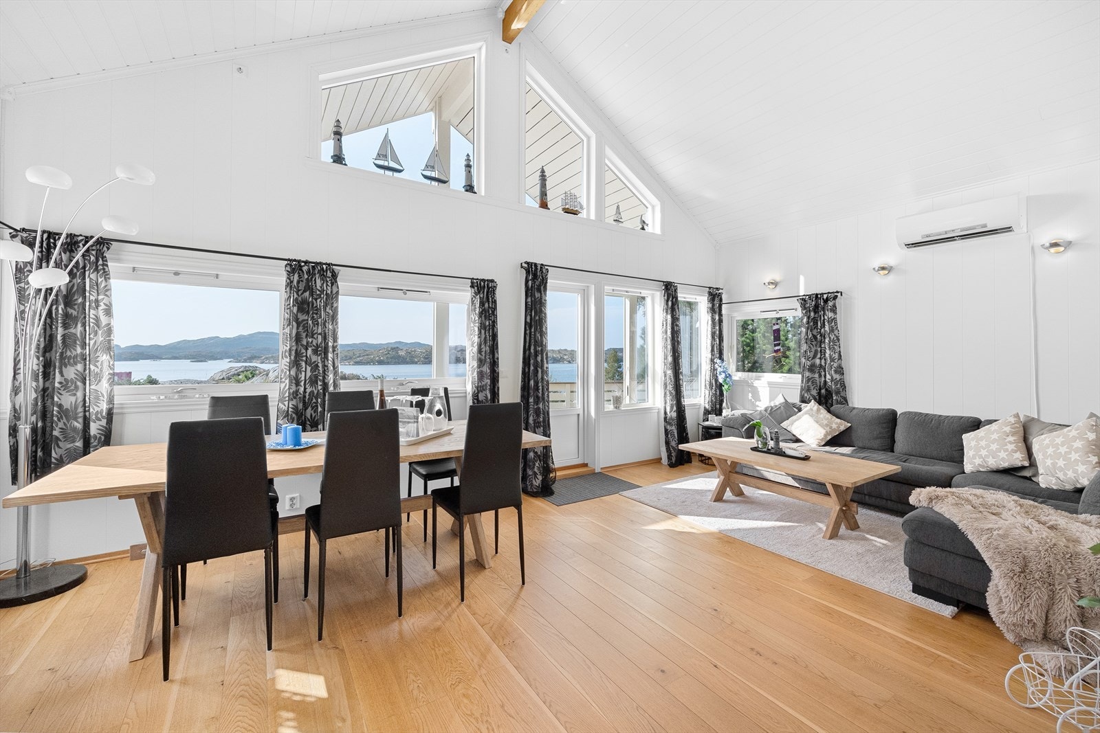 Velkommen inn til en lys og romslig stue. Galleribilde