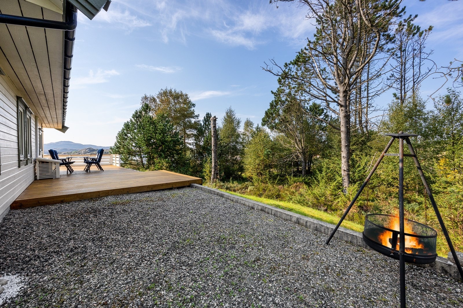 Uteareal i naturskjønne omgivelser. Galleribilde